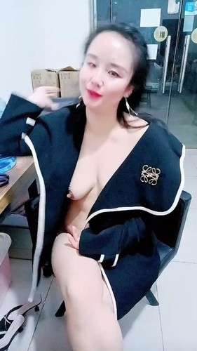 好骚的老板娘，全程露脸开着店门自己在店里骚，真空上阵 外卖行人匆匆，店内春色满屋，自慰骚穴浪荡呻吟