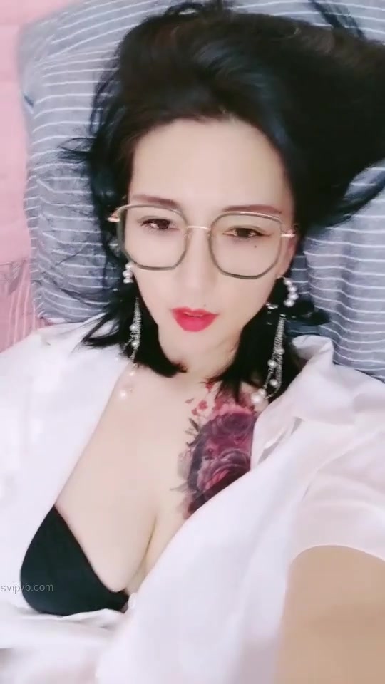 36岁的清风熬阿姨--魅惑浪妇：眼镜一上，秒变荡妇，实属是骚，被叔叔舔的魂儿都飞翘了，两根手指满足你！