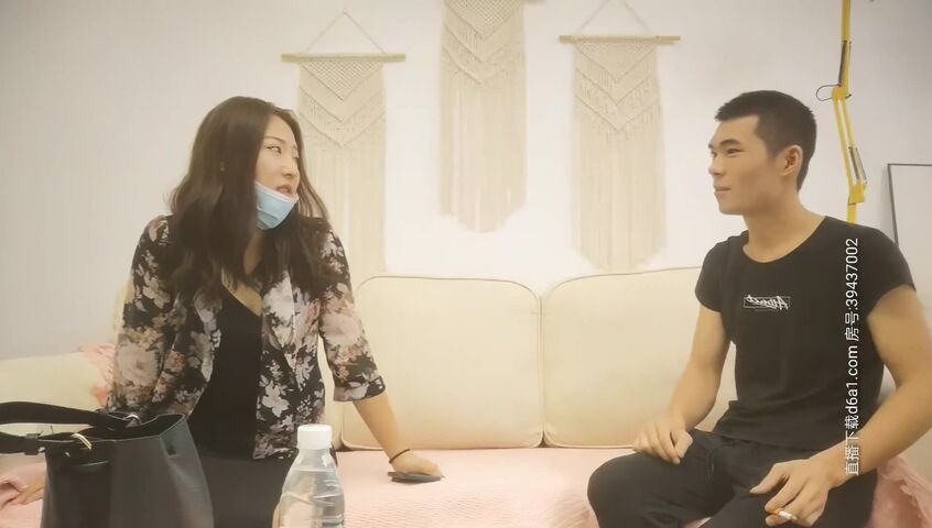 约了个少妇TP啪啪，沙发上操近距离特写摸逼口交，上位骑坐快速抽插