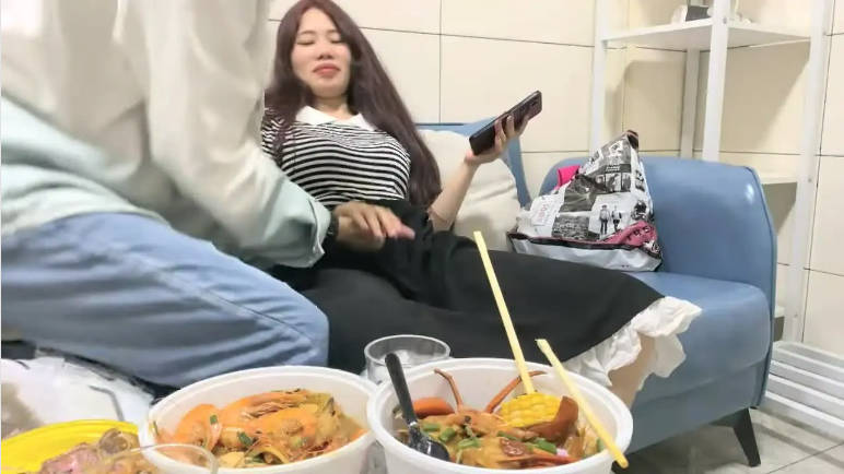 约操良家小少妇，吃饱喝足再开操，扒掉衣服摸骚穴，无套爆操无毛骚逼