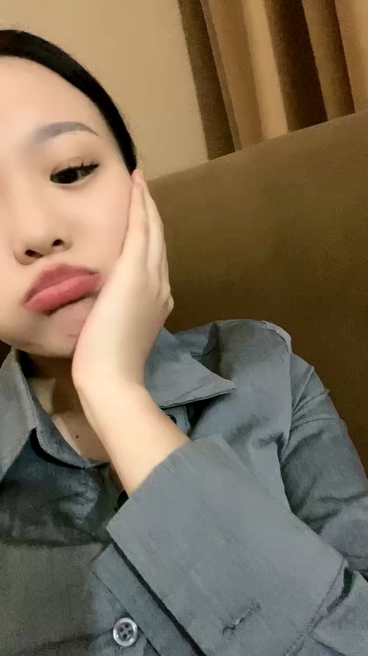 寂寞骚御姐！独自在家自慰！手指搅动骚逼，水声哗哗浪叫呻吟，跳蛋震动阴蒂，翘臀特写非常淫骚