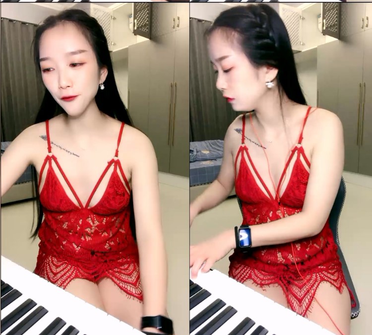 才艺钢琴新人小姐姐！弹完一曲边上自慰！单腿黑丝袜，自摸骚穴多是淫水，呻吟娇喘很是诱人