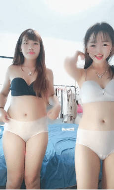 娃娃脸童颜大奶妹妹，带闺蜜双女诱惑，脱光光一起看穴，假屌骑乘位，翘起屁股特写，上下摆弄欲罢不能