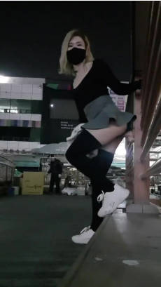 漂亮美女夜晚短裙户外露出，整根大鸡巴粘在护栏就抽插小穴，不远处还有位大爷在工作，刺激死了！