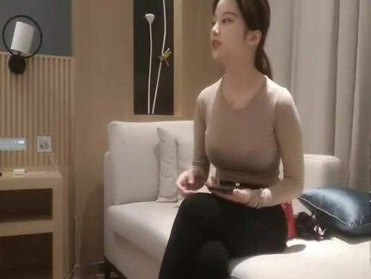探花约了个高颜值气质美乳妹子，沙发上干口交大力猛操呻吟，很是诱惑喜欢不要错过