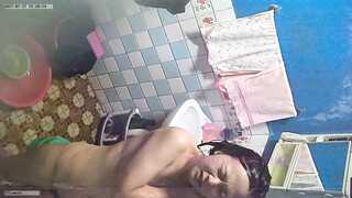 浴室暗装针孔偸拍温柔漂亮表姐洗澡全过程~还赶上她来姨妈垫了一个超大号卫生巾~好想与表姐乱伦